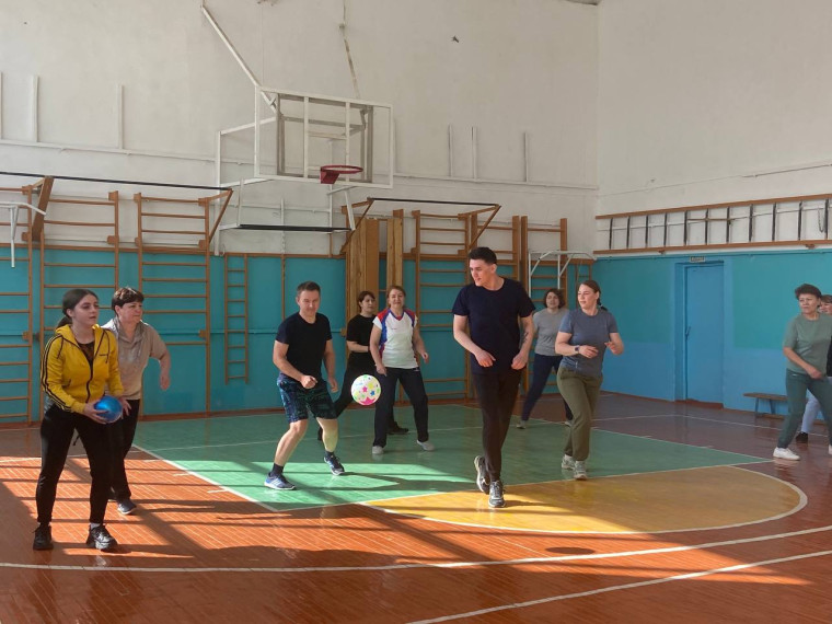 команда педагогов в атаке.